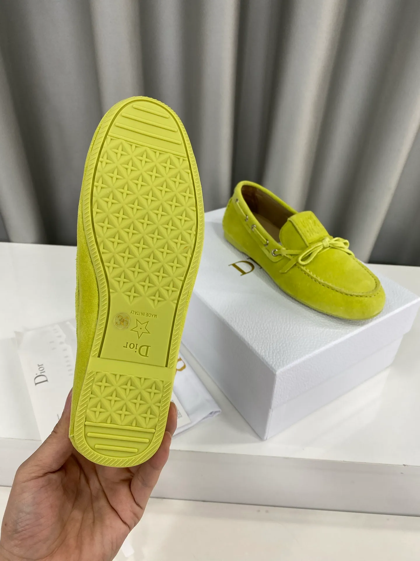 👟👟Ex-factory price 480👟👟 "Exclusive top version" DIOR Dior~25vs spring and summer popular casual flat loafer series... A shoe that does not clash with shirts, simple partition design, a spring must-have, can be worn with any pants or skirt, very comfortable and good-looking on the feet... ❶Fabric: original customized cow suede ❷Inner lining: original customized sheepskin ❸Foot pads: sheepskin ❹Outsole: Original molded wear-resistant rubber ❺Number of codes: 35-39 (40 customizations are not returnable) ❻Packaging: Original full set of packaging ☀Color: 5 colors available simultaneously on the official website